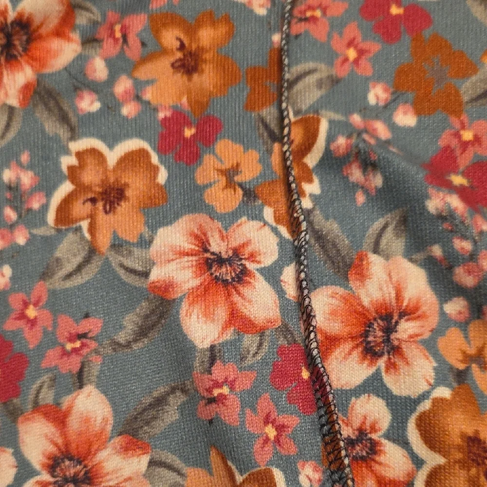 NWOT Oversized Small  HEIMISH USA Teal Floral  Fitted 3/4 Sleeve Blouse - Picture 5 of 8